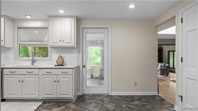 6 Stonehenge Court, Orchard Park, NY 14127