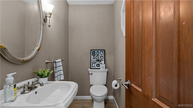 6 Stonehenge Court, Orchard Park, NY 14127