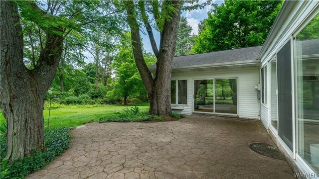 6 Stonehenge Court, Orchard Park, NY 14127