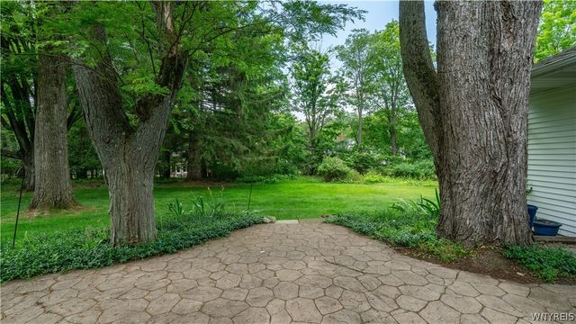 6 Stonehenge Court, Orchard Park, NY 14127