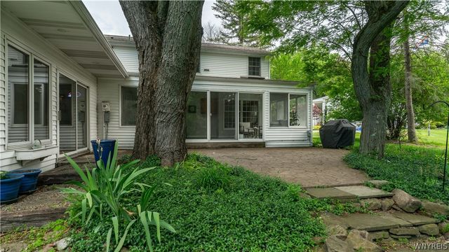6 Stonehenge Court, Orchard Park, NY 14127