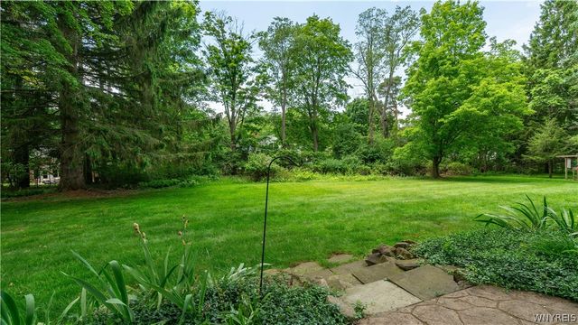 6 Stonehenge Court, Orchard Park, NY 14127