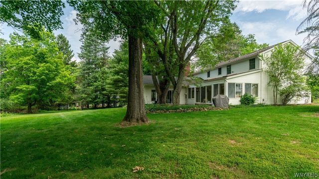 6 Stonehenge Court, Orchard Park, NY 14127
