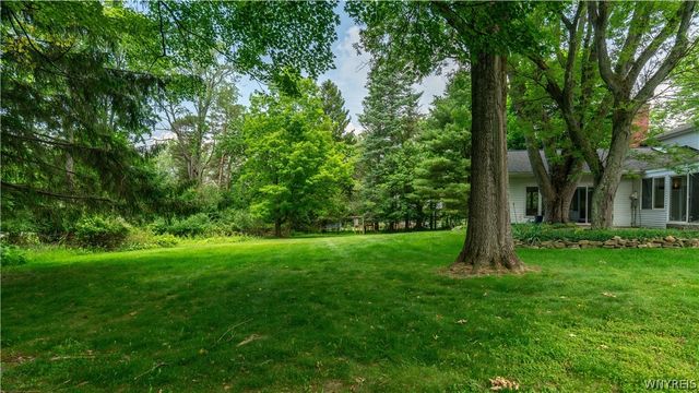 6 Stonehenge Court, Orchard Park, NY 14127