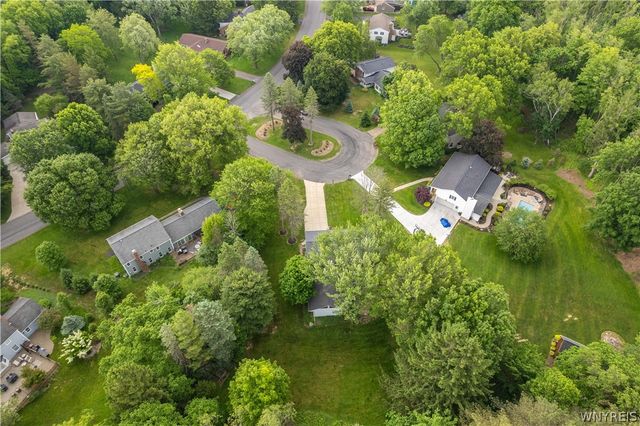 6 Stonehenge Court, Orchard Park, NY 14127