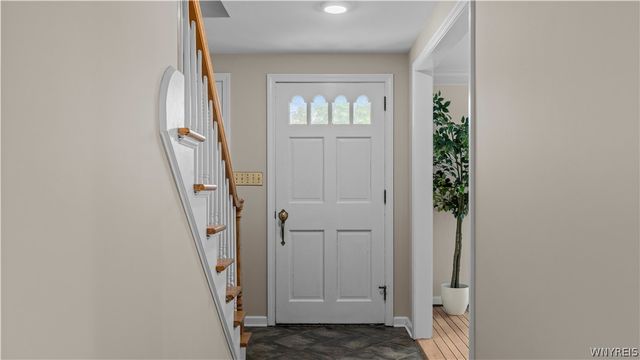6 Stonehenge Court, Orchard Park, NY 14127