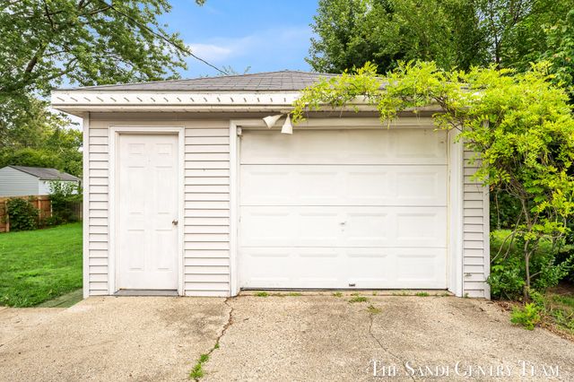 1015 Taylor Avenue, Grand Haven, MI 49417
