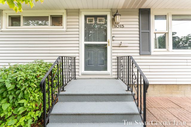 1015 Taylor Avenue, Grand Haven, MI 49417