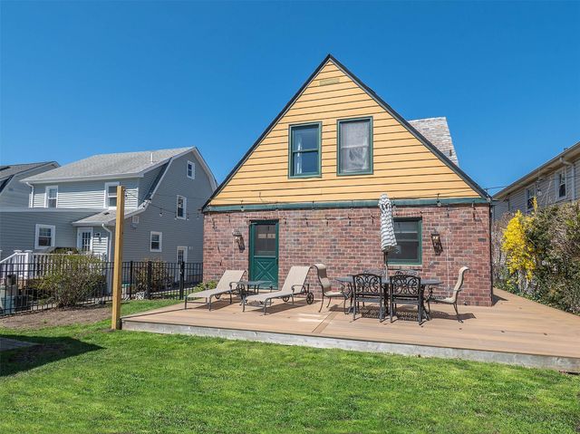 100 Highland Avenue, Port Washington, NY 11050