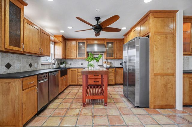 557 Pompano Street, Bayou Vista, TX 77563