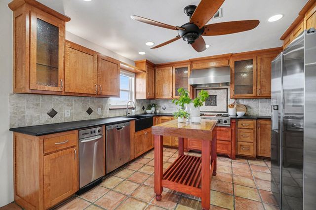 557 Pompano Street, Bayou Vista, TX 77563