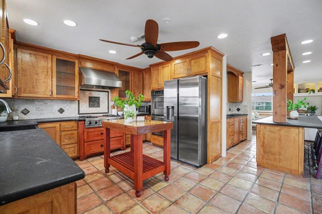 557 Pompano Street, Bayou Vista, TX 77563