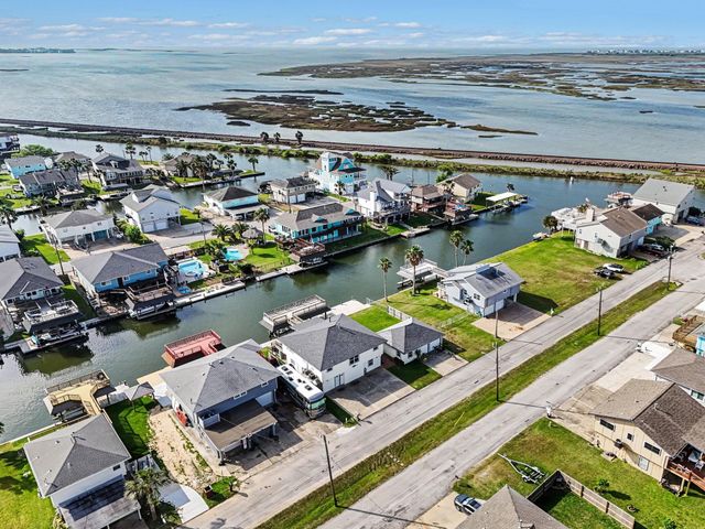 557 Pompano Street, Bayou Vista, TX 77563