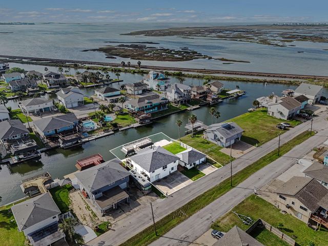 557 Pompano Street, Bayou Vista, TX 77563