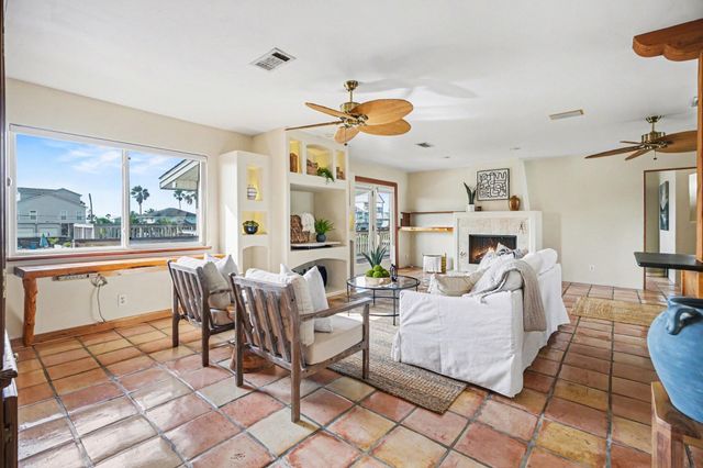 557 Pompano Street, Bayou Vista, TX 77563