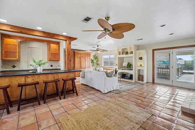 557 Pompano Street, Bayou Vista, TX 77563