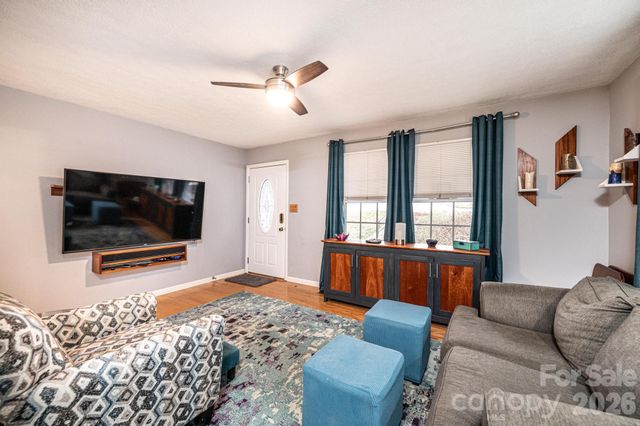 802 Woodbine Place NE, Lenoir, NC 28645