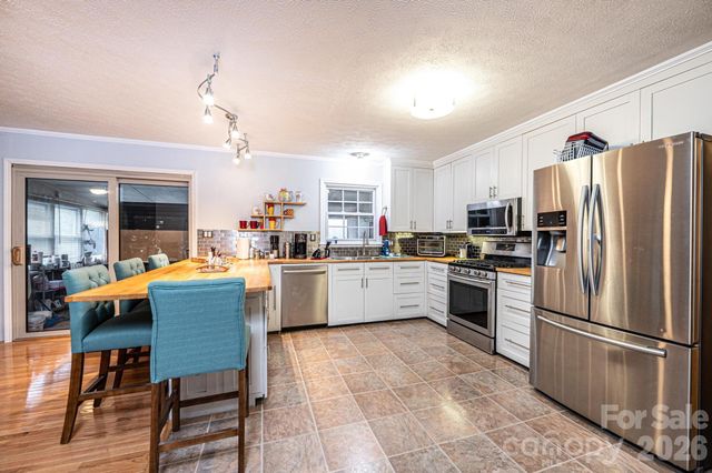 802 Woodbine Place NE, Lenoir, NC 28645