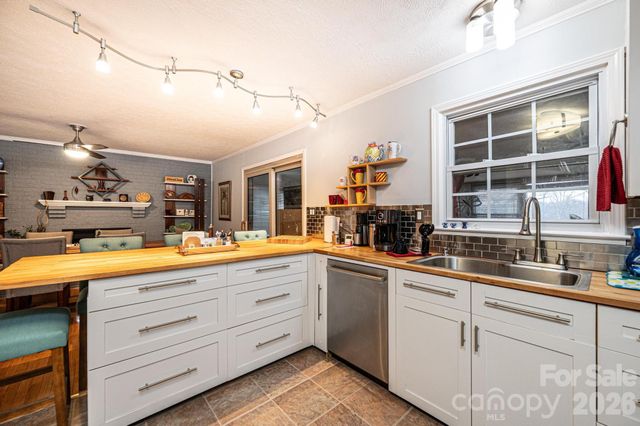 802 Woodbine Place NE, Lenoir, NC 28645