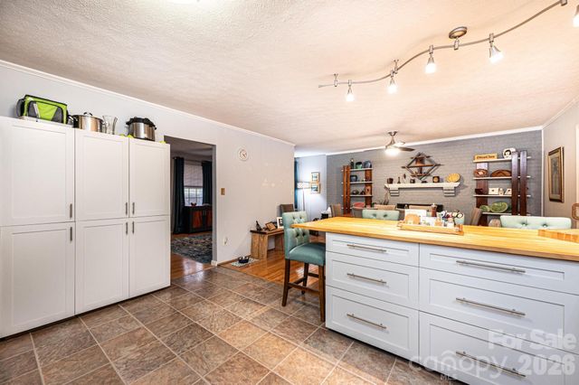 802 Woodbine Place NE, Lenoir, NC 28645