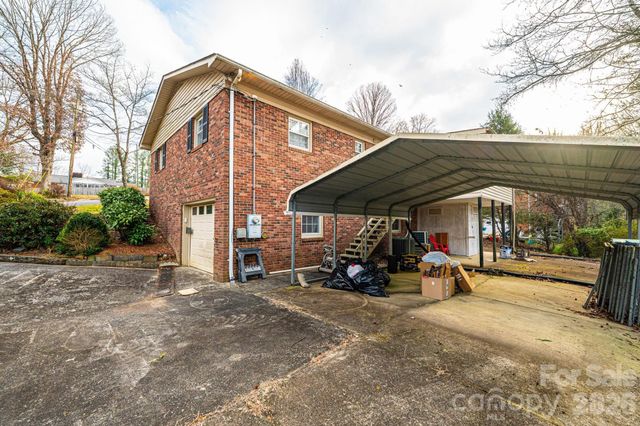 802 Woodbine Place NE, Lenoir, NC 28645