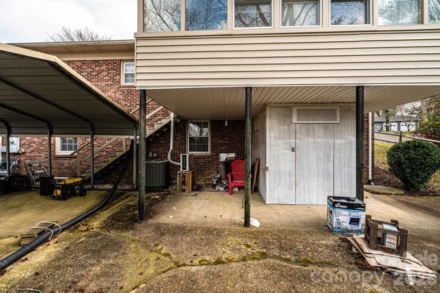 802 Woodbine Place NE, Lenoir, NC 28645