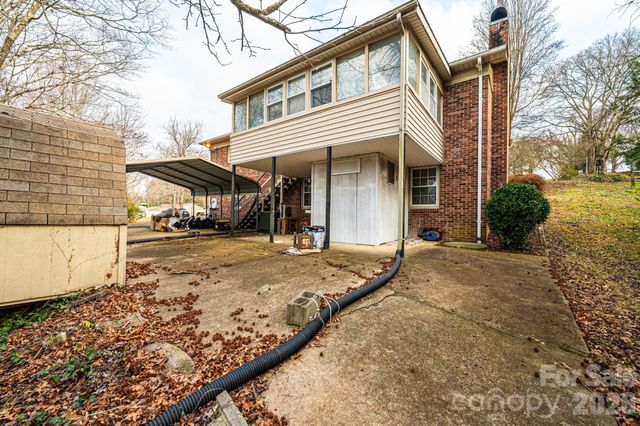 802 Woodbine Place NE, Lenoir, NC 28645