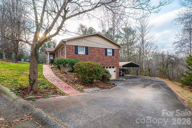 802 Woodbine Place NE, Lenoir, NC 28645