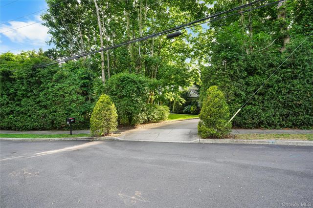 193 Pidgeon Hill Road, Huntington Station, NY 11746