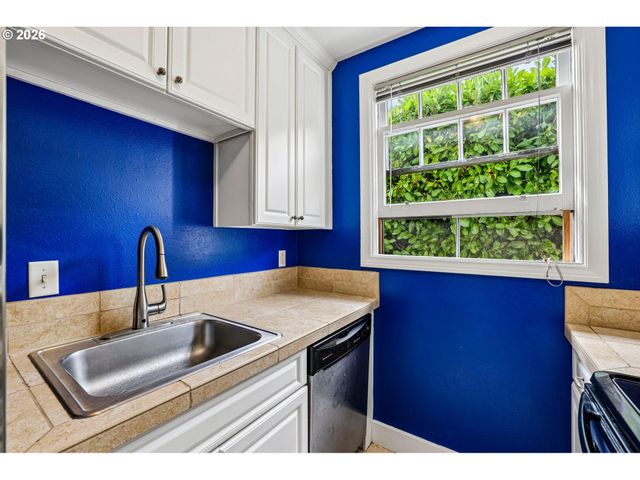 2250 Ne FLANDERS St 1, Portland, OR 97232