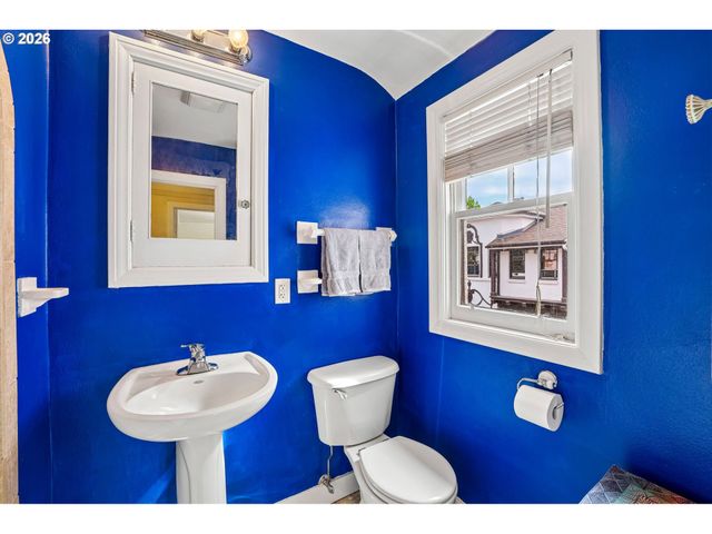 2250 Ne FLANDERS St 1, Portland, OR 97232