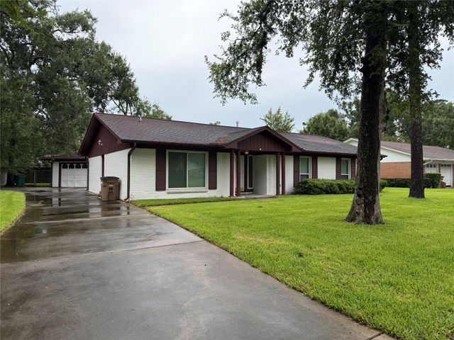 3011 Longwood Lane, Dickinson, TX 77539