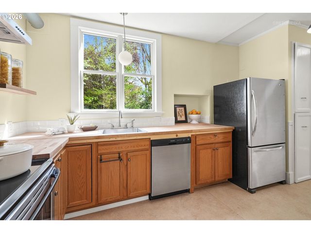 2304 17TH Ave, Forest Grove, OR 97116