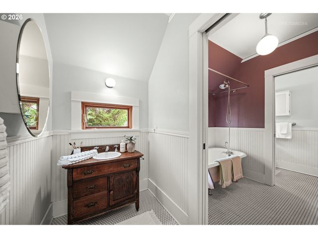 2304 17TH Ave, Forest Grove, OR 97116