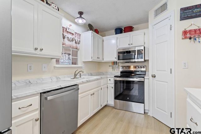 435 Wildwood Trl, Holly Lake Ranch, TX 75765