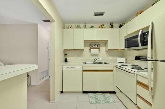 23 Lake Vista Trail 204, Port St Lucie, FL 34952