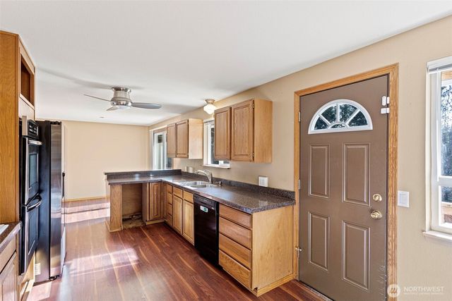 23829 SE 208th St, Maple Valley, WA 98038