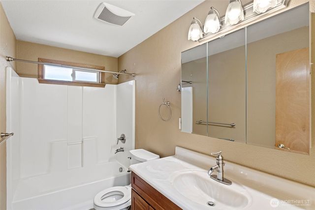 23829 SE 208th St, Maple Valley, WA 98038