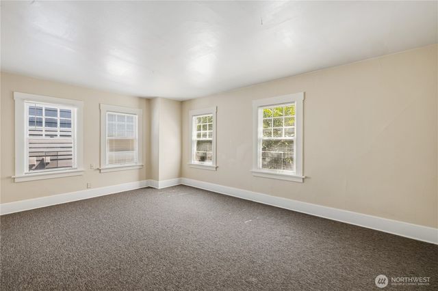 5262 15th Avenue NE, Seattle, WA 98105