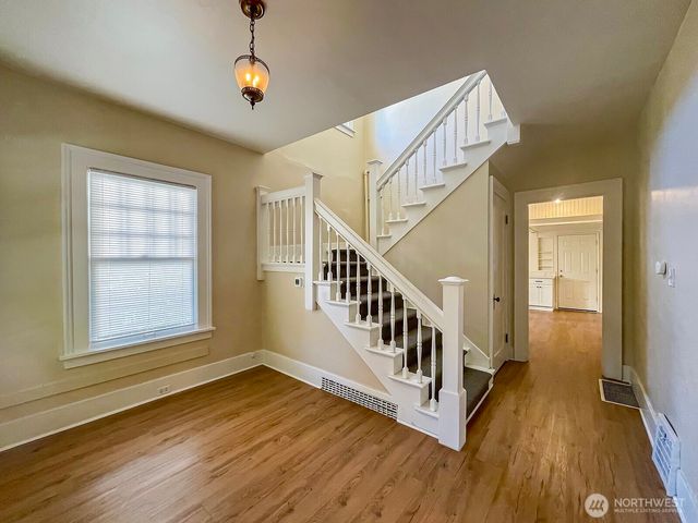 5262 15th Avenue NE, Seattle, WA 98105