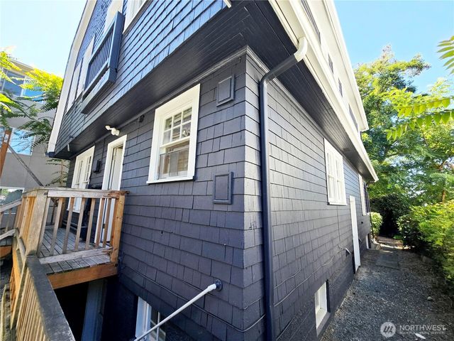 5262 15th Avenue NE, Seattle, WA 98105
