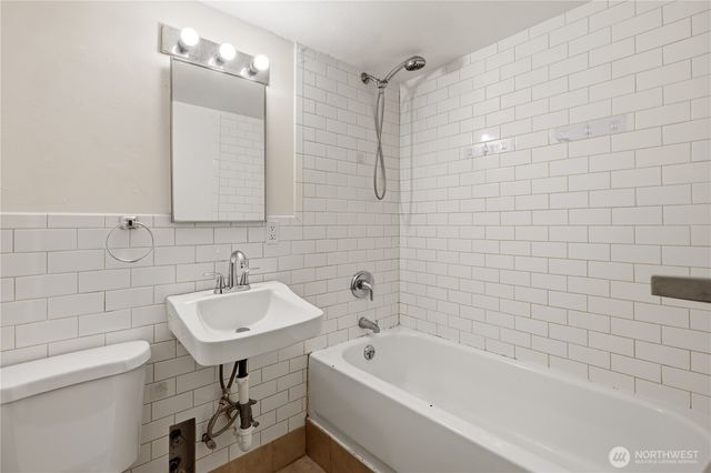 5262 15th Avenue NE, Seattle, WA 98105