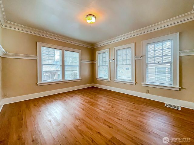 5262 15th Avenue NE, Seattle, WA 98105
