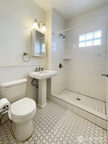 5262 15th Avenue NE, Seattle, WA 98105
