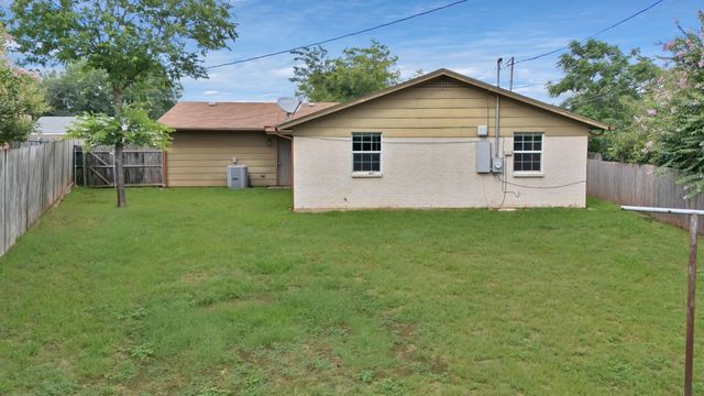 824 E Prairie View Road, Crowley, TX 76036