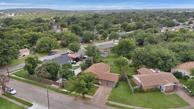 824 E Prairie View Road, Crowley, TX 76036