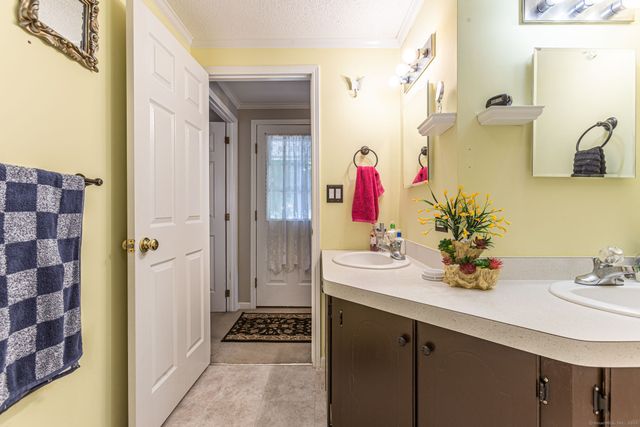 15 Sioux Road, East Hartford, CT 06118