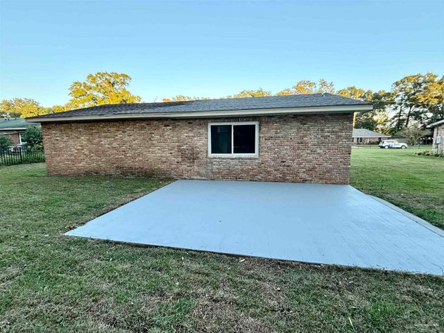 4731 Live Oak Ln, Pace, FL 32571