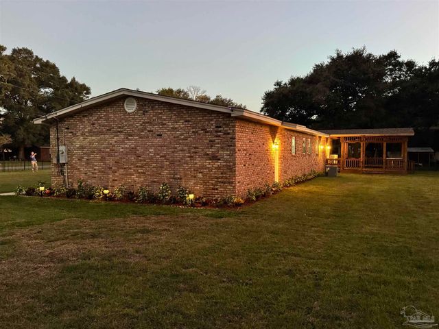 4731 Live Oak Ln, Pace, FL 32571