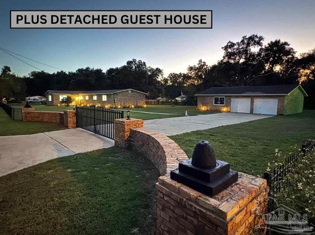 4731 Live Oak Ln, Pace, FL 32571